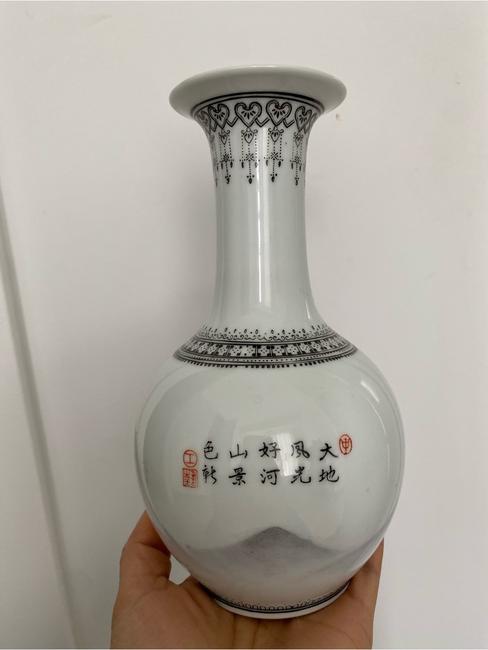 Vase with crack - ref